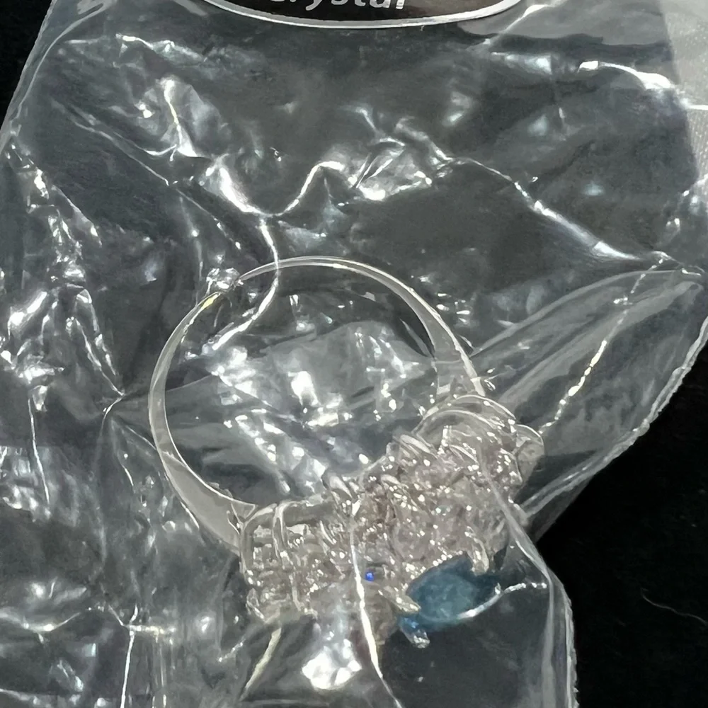 SWAROVSKI ELEMENTS Elegant Silver and Blue Crystal Ring SIZE 6 - Picture 6 of 8